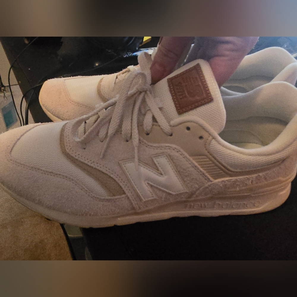 New Balance 997h Mens White and Cream Sneakers Worn 1 Time In Mall